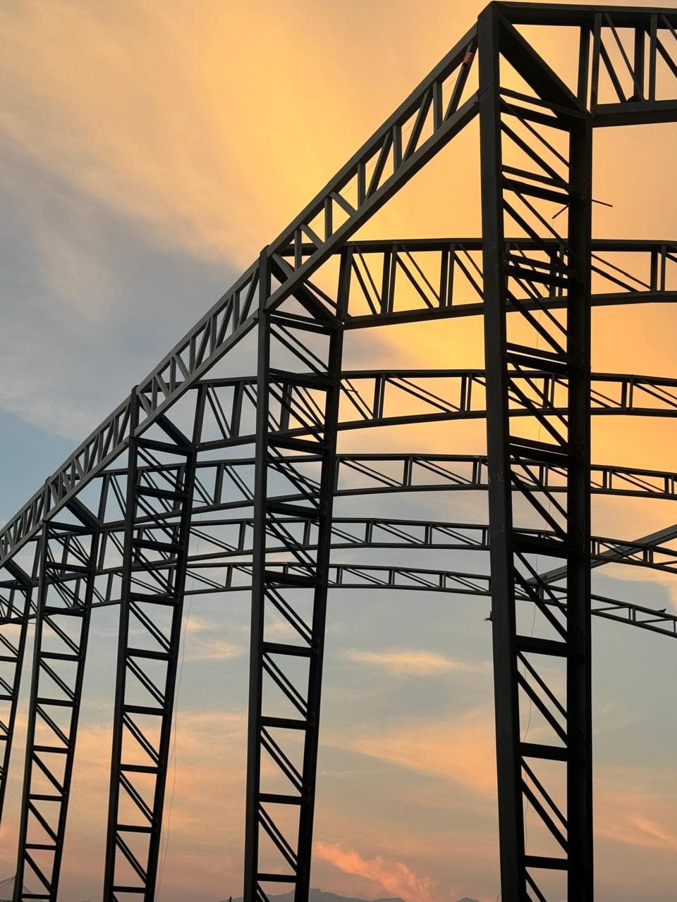 Estructura metálica al atardecer